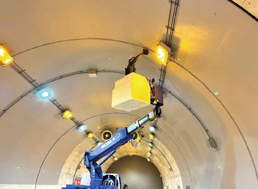 トンネル覆工を電磁波レーダで測定している様子